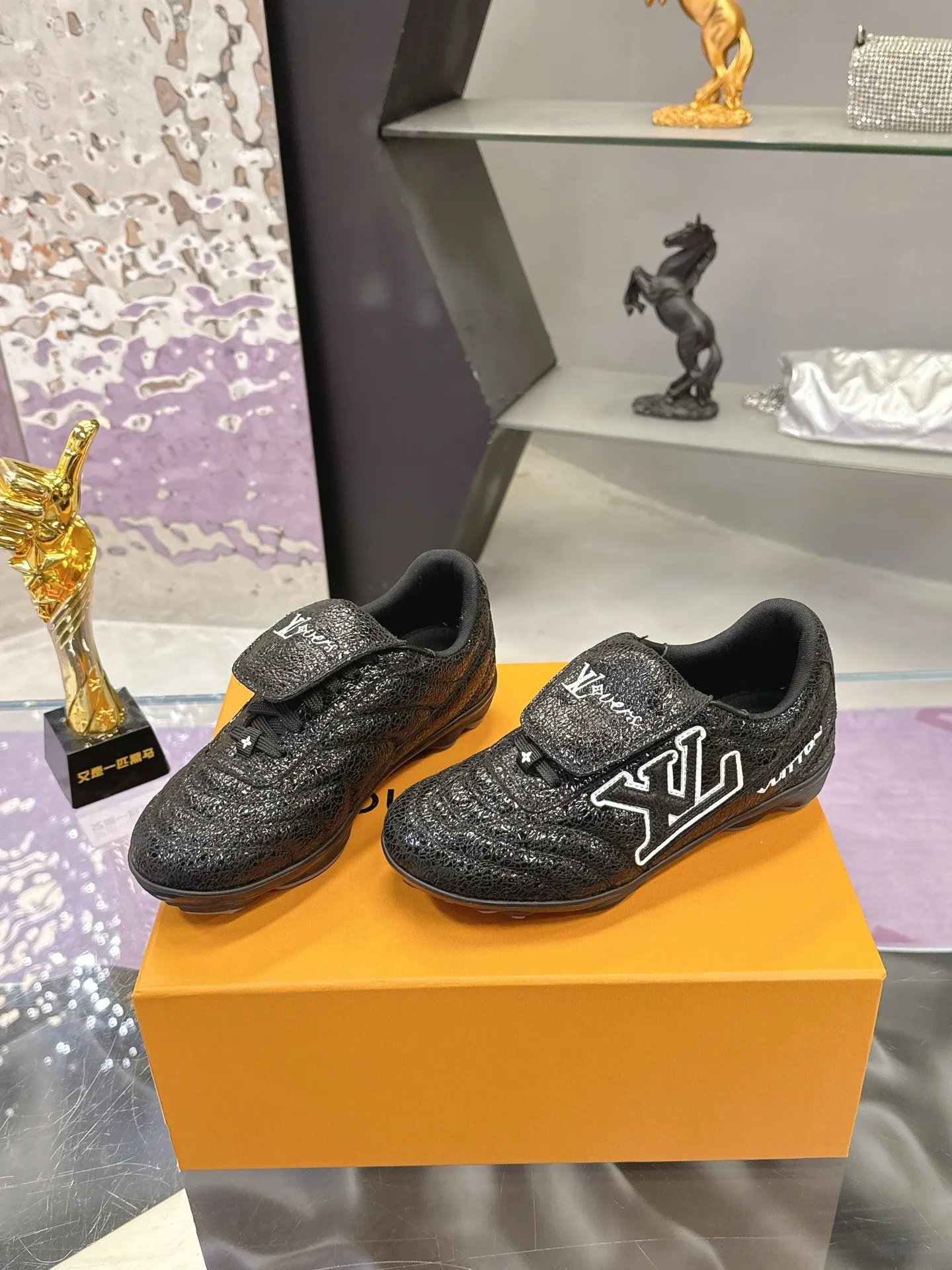 Men's shoes: 720💰 LV Louis Vuitton's latest Foot men's shoes💰print series Couple's football sneakers Original purchase, development and production This Foot men's shoes💰print Soccer sneakers are men's shoes💰pharrell Williams' first sneakers inspired by football shoes. The shoe is inspired by football that spans generations and cultures. The shoe is known for its sleek design, with the dynamic IV Initials logo on the side, the tongue embellished with the Lvers United badge inspired by the football team, and the sole pattern rubber sole decorated with multiple Louis Vuitton logos. Exquisite packaging at the delivery counter🛍📦 ▪️Material: Original imported top-layer cracked cowhide ▪️Inner: Original custom-made soft sheepskin lining ▪️Sole: original molded two-color T men's shoes 💰pU combination sole ▪️Sole thickness: 3.5CM ▪️Size: women's 35-41 / men's 39-45